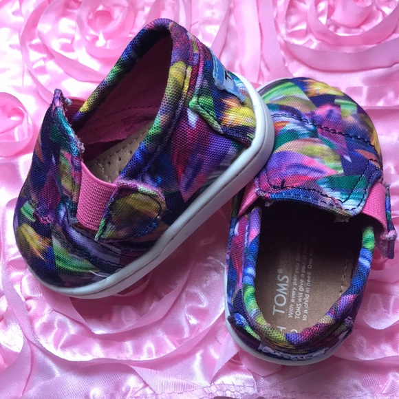 Toms - Picture 2 of 5